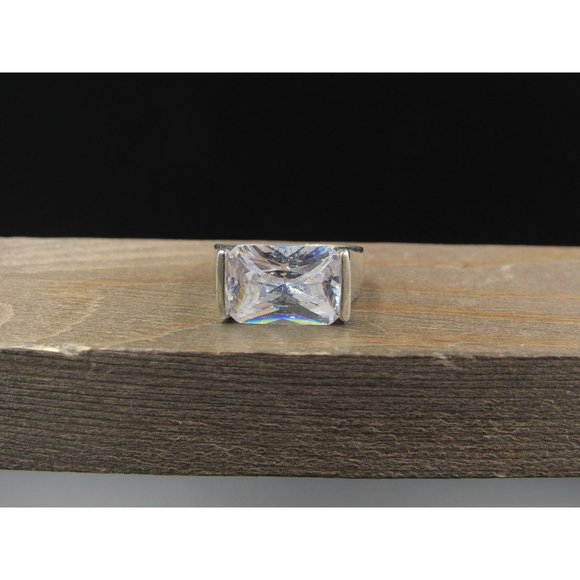 Size 8 Sterling Silver Brilliant Large Cubic Zirconia Gem Band Ring - Picture 1 of 8